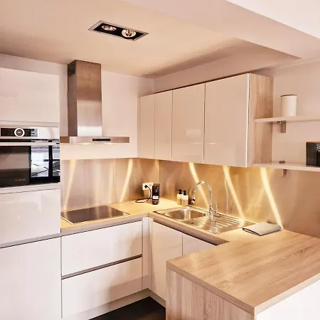 Petit Cocon Au Centre De *